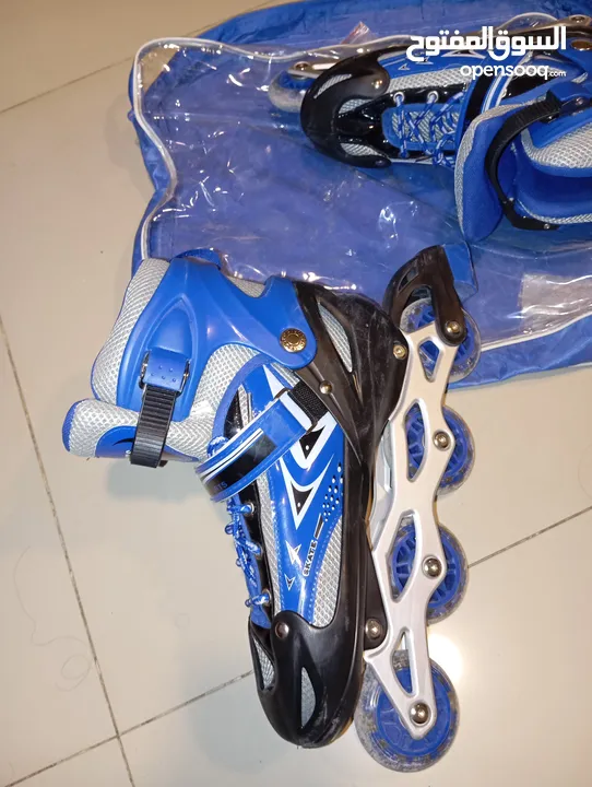 بوت عجال (سكيت - skate ) مستعمل لمده بسيطه  مع شنطة السكيت  مناسب من نمره 39 - 43 / يتوسع.
