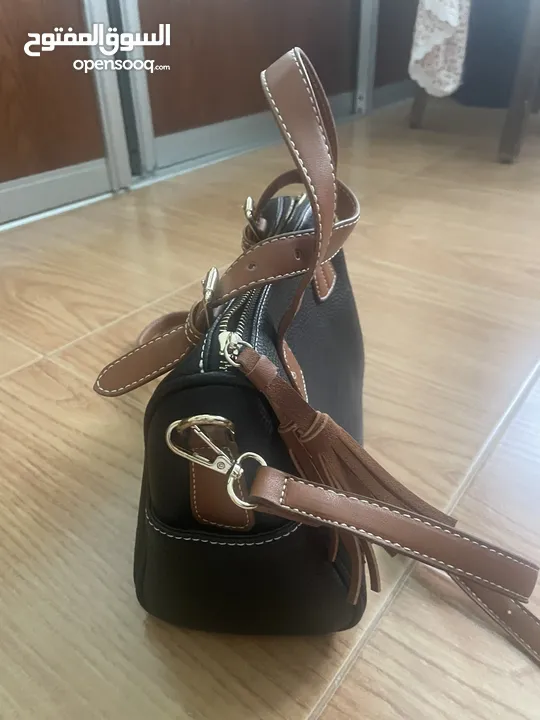 شنتة/ شنطة/حقيبة نسائية جديدة لم يتم استخدامها في حالة ممتازة، اسود و بني و معها حبل طويل و قصير.