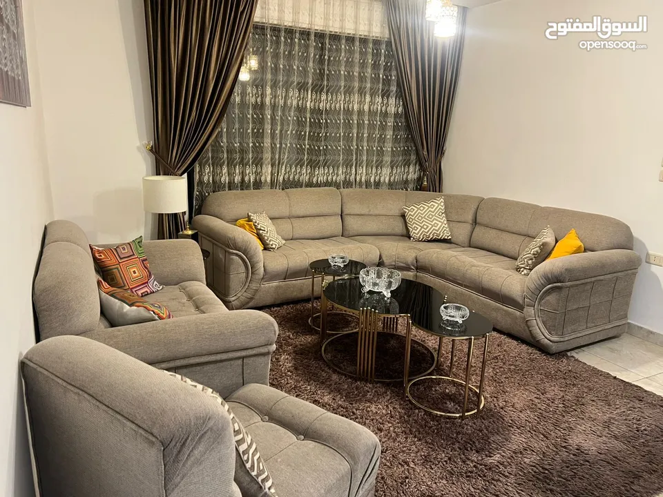 طقم كنب من دون ستائر ومن دون سجاد وا طاولة شبه جديد نظيف جدا جدا