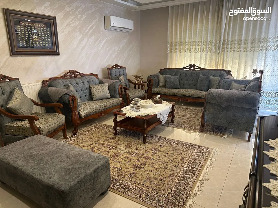 طقم كنب غرفه ضيوف مع طقم طاولات للبيع بسعر مغري
