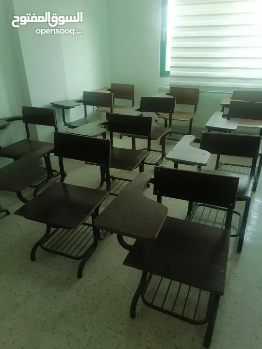مقعد طلاب جامعي
