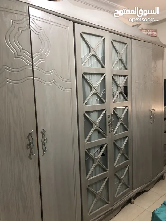 غرفة نوم لاتيه 2 كومادينة 1 ملحق خمس ادرج 1 بيرو وخزانه