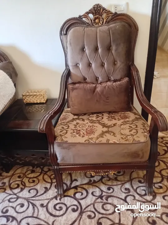 طقم كنب خشب زان مصري 9 مقاعد تفصيل بحاله ممتازه للبيع  + طقم طاولات عدد 3 +سجاده 5×5  + برادي عدد 2
