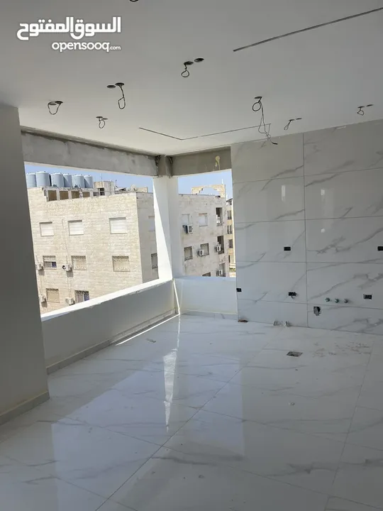 شقق فندقيه للبيع الحي الشرقي مساحة 135 متر شقتين في الطابق فقط البناية 8 شقق قرب دوار الشهداء