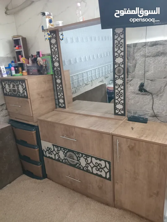 للبيع غرفة نوم بحال ممتازه كثير نضيفه متعامل سنه ونص  تم الشراء بي600 للبيع 350 فابل للتفاوض