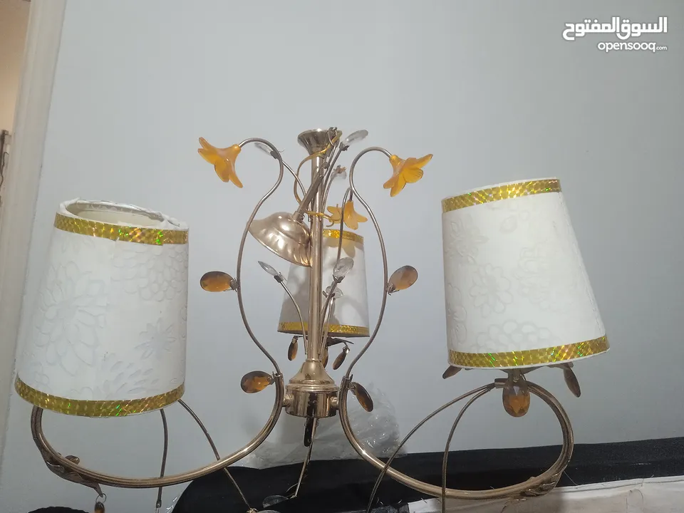 خمسه ثريات وعلى الفحص  الاستفسار الرجاء التواصل على الرقم