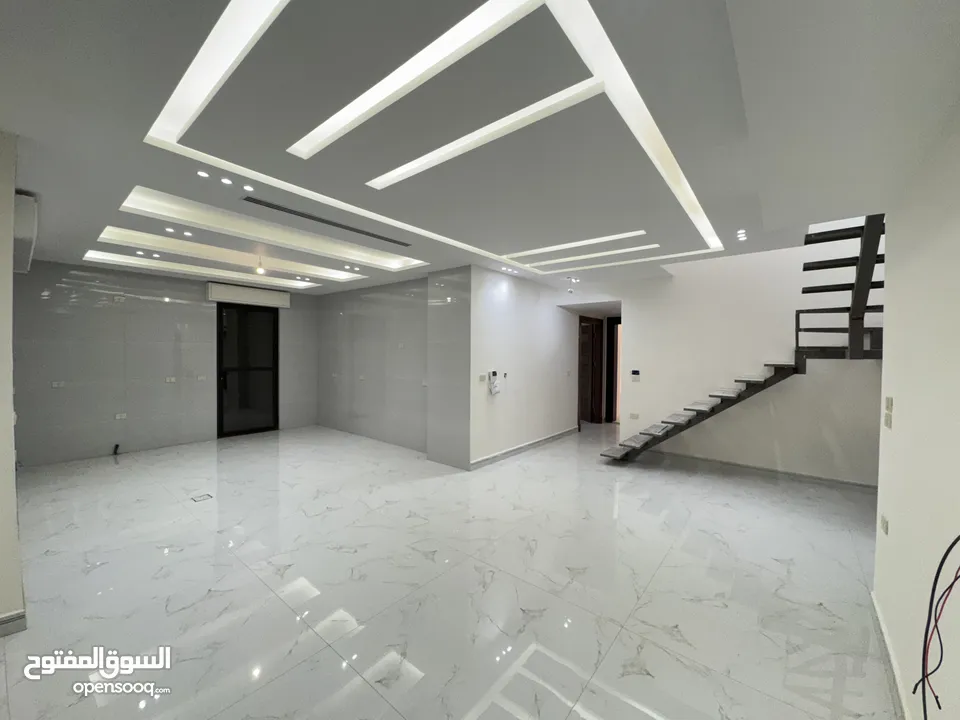 شقة مع روف دوبليكس باطلالة مميزة مساحة 200م وروف 120م مع 50 م ترس بخلدا (مشروع 118)