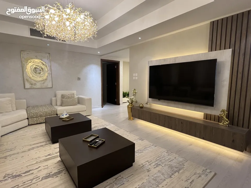 للبيع العاجل شقة مجددة 3 غرف + غرفة خادمة دخول مباشر للشاطئ