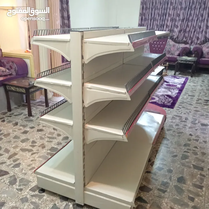 رفوف وسط سوبرماركات