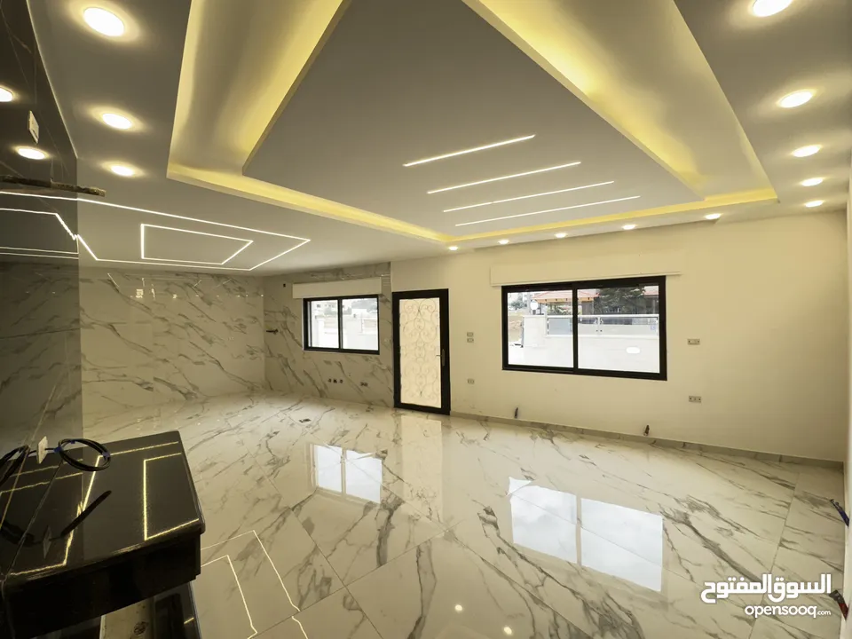 شقة فاخره للبيع بأجمل مناطق البنيات بمساحة 227م بسعر مميز طابق تسوية (ارضيه من الجهة الأخرى)