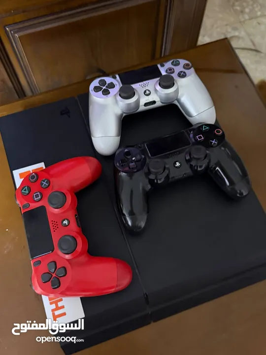Ps4 500g بلايستيشن 4 و ثلاث ايدين اصليات شغالة 100٪؜ مع كامل اسلاكها