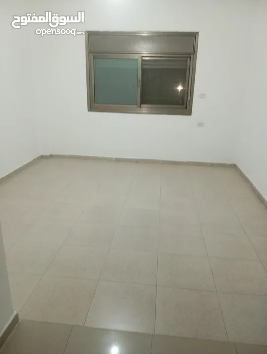 شقة في بيتونيا خلف الكلية العصرية اسكان العمارة  مكونه من 3 شقق وحمامين وصالة وصالون وبرندة