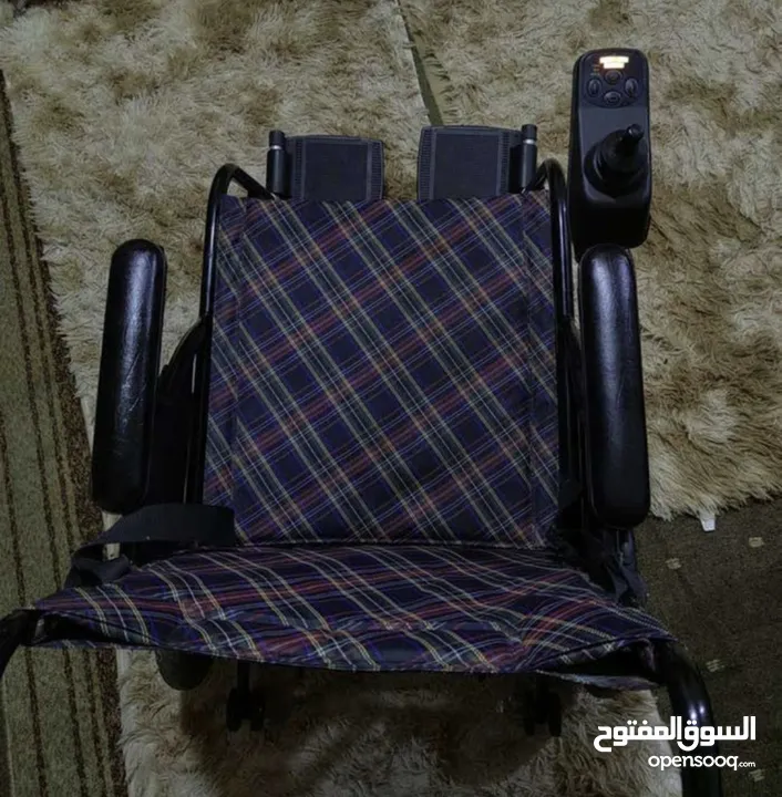 كرسي متحرك للبيع حالة الوكالة استعمال خفيف لا يحتاج لا اي صيانة  تم  تغير البطاريات عدد 2 لكل بطارية
