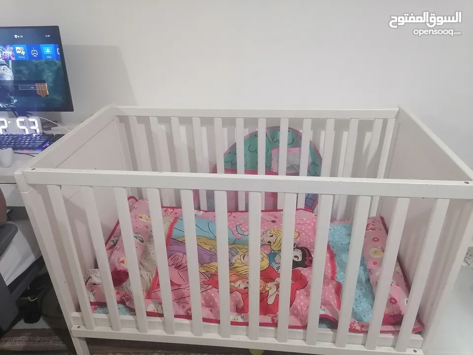 سرير اطفال شبه جديد