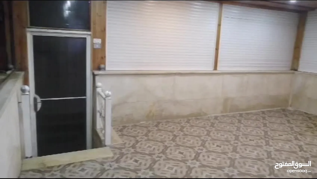 شقة مؤثثة ومكيفة بالكامل في الزهور قريبة من جميع الخدمات