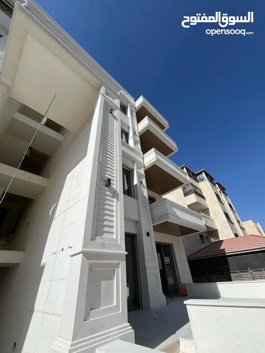 شقة ثالث مع روف باطلاله رائعة في اجمل مناطق ضاحية الرشيد