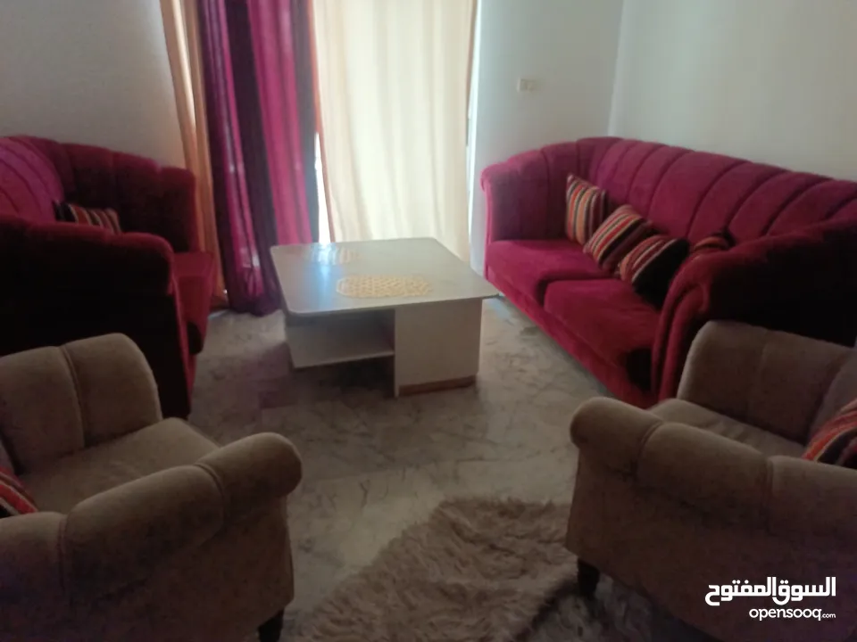 طقم كنب حوض كبير سبع مقاعد بحالة جيدة جدا لا يحتاج صيانة