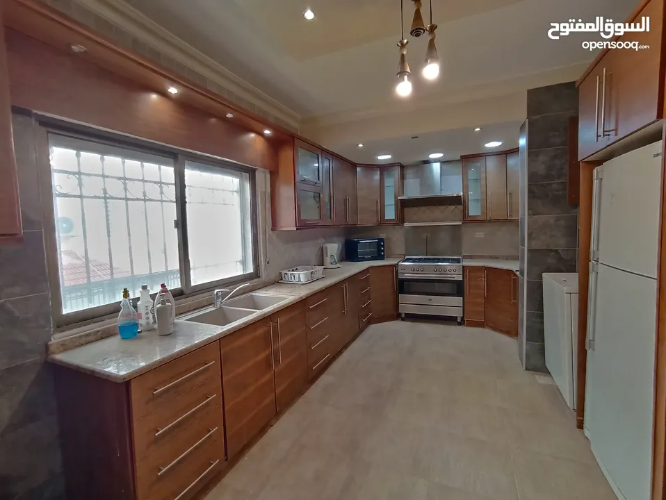 شقة غير مفروشة للإيجار 200م2 ( Property 18990 )-175072800