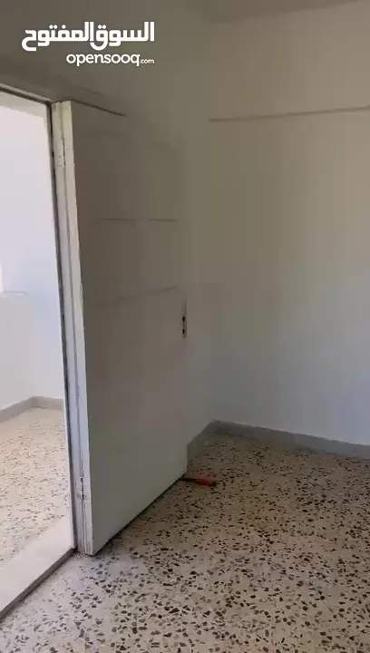 شقة فارغة للايجار قرب إشارة النسيم