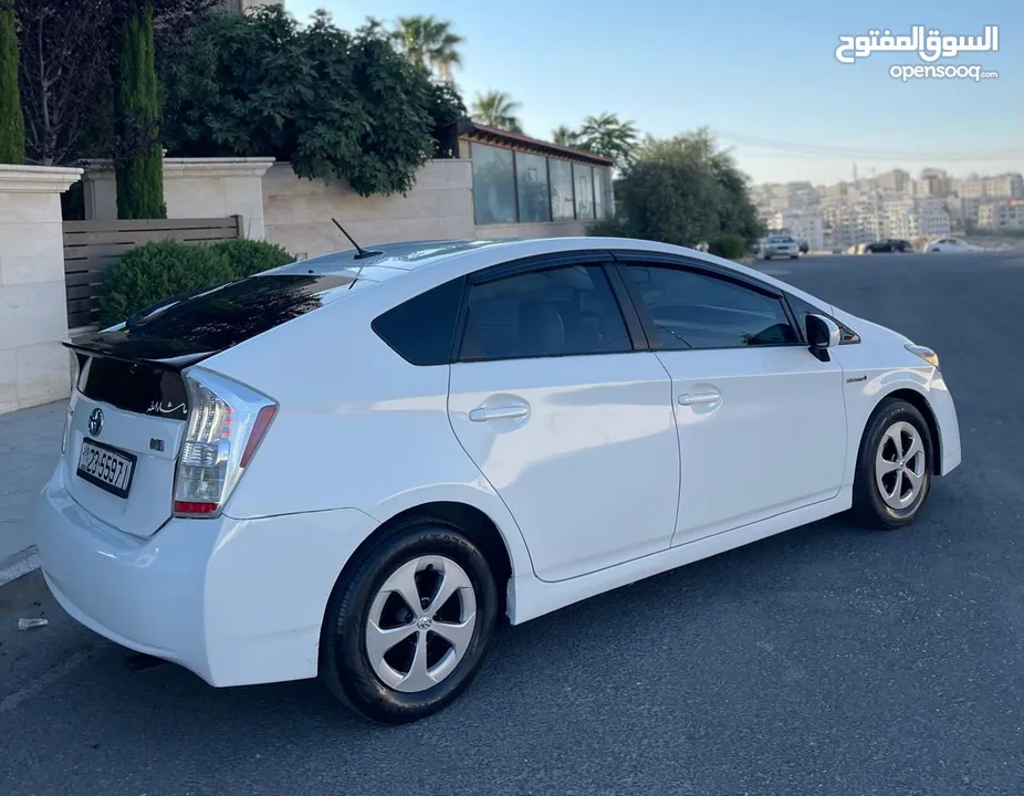 تويوتا بريوس منفوضه بالكامل مع جنط وكوشوك وكاله استعمال شخصي بطاريه فحص