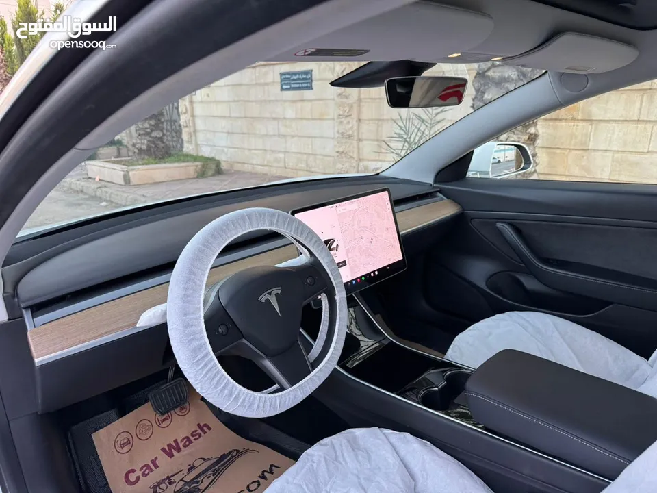 سياره تيسلا موديل 3 ستاندر بلص السياره بصلاه ع النبي مو ناقصها شي وما رح قصر مع الشرا وقابل للتفاوض