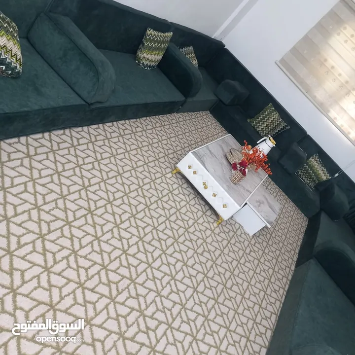 فرشات ضغط20  عدد 7 + 7جرن+8مراكي+8مساند+طاولة حجم كبير عدد 1+ طاولة صغير 3 بحالة ممتازه استعمال جدا