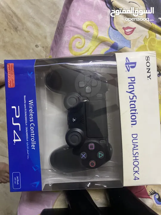 مع 8 سيديات وثلث ايدين وجميع ملحقاتهPs4