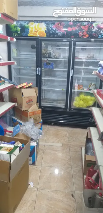 ارفف سوبر ماركت مع ثلاجه ثلاث ابواب