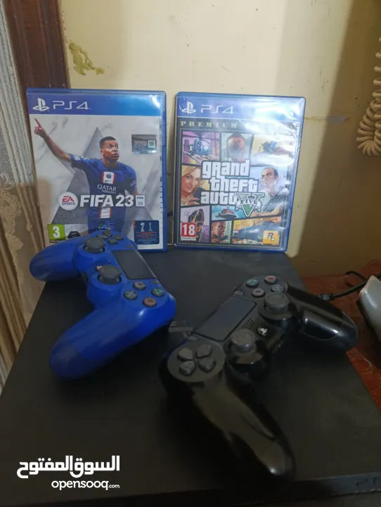 بلستيشن 4سليم مستعمل مع ايديتين اصليه ولعبتين سيدي أو اقراص والعاب تنزيل لعبه جي تي اي 5 و فيفا 25 و