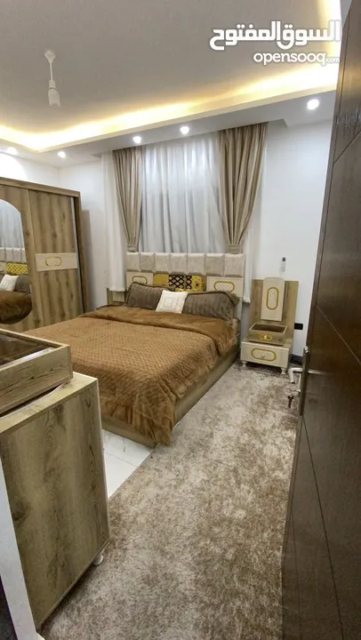 شقه مفروشه خمس نجوم طابق ارضي مع ترس بلقرب لجميع الخدمات صيداليه سوبر ماركت جيم مقهي حديقه موقع مميز