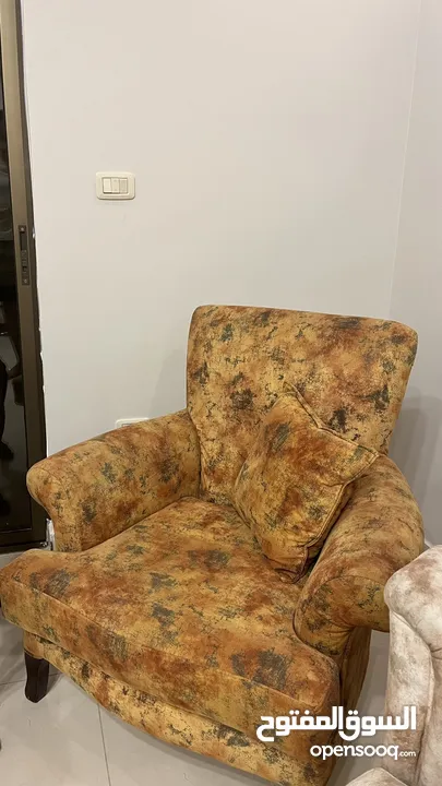 طقم كنب مستعمل بحال جديد مع طاولات