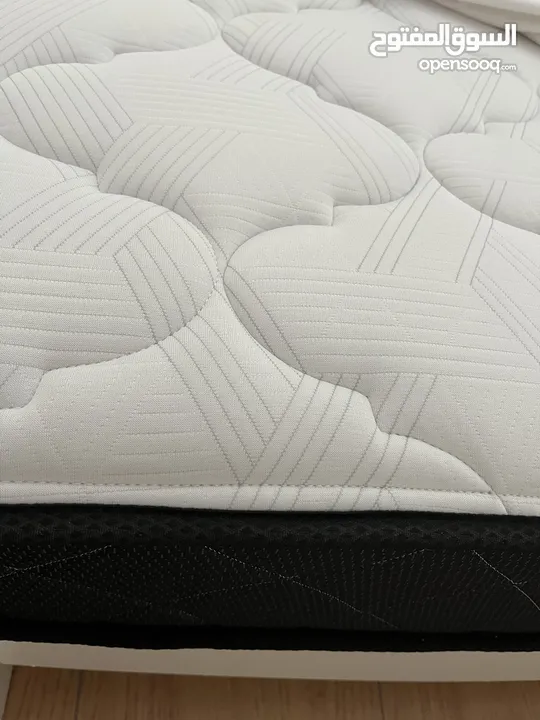 فرشه كينج  حجم مقاس 200x 180 cm  استخدام 10 اشهر فقط.  ممتازه الحال متل الجديد بتخدمك بحدود  10 سنين
