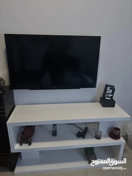 SONY BRAVIA - LED 40” with Showpiece Stand.