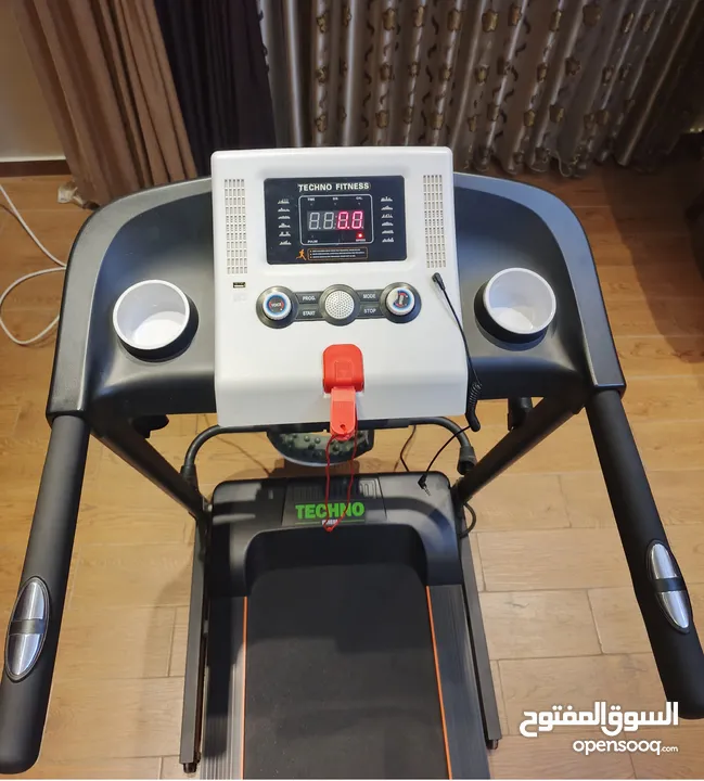 جهاز مشي و ركض كهربائي Techno fitness استعمال قليل جداً للبيع