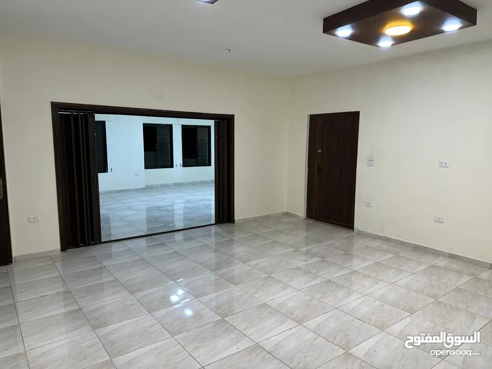 شقة طابقية طابق اول 3 غرف نوم 3 صالات 3 حمامات نظيفة جداً البناء 5 سنوات  الحي الشرقي قرب حديقة تونس