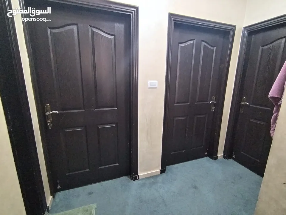 شقة واسعة للبيع – 131 متر مربع، 3 غرف نوم، بلكونة بإطلالة جميلة، موقف خاص، وموقع مميز