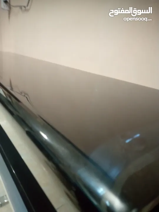 طاوله شاشه للبيع  طاوله شاشه لامع الحاله جيده شبه جديده للبيع
