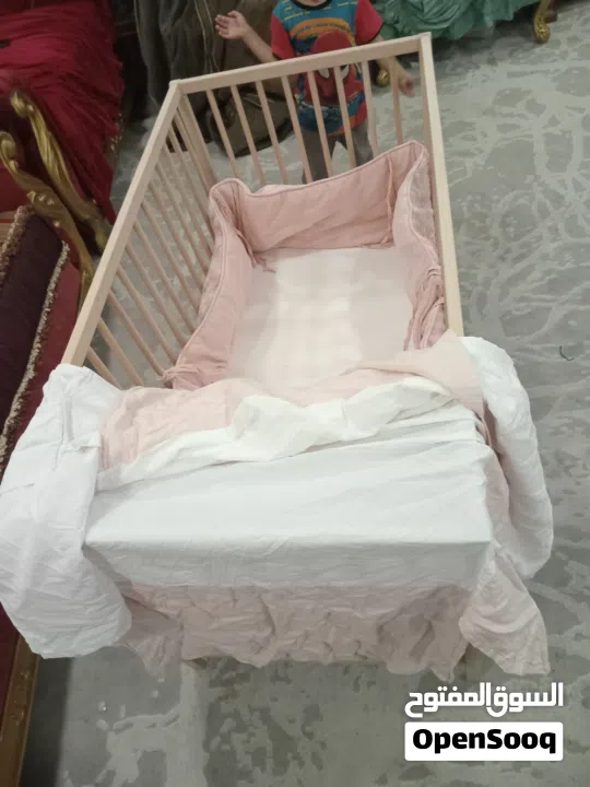 سرير طفل شبهه جديد مع مترس قمة في النظافة يوجد لون وردي واخر كحلي قمة النظافة
