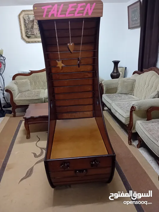 سرير اطفال بيبي على شكل هلال تفصيل خشب لاتيه كامل