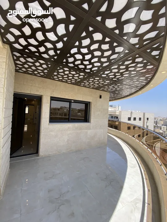شقة طابق اخير مع روف 230 متر وتراس 100 متر على شارعين  طريق المطار خلف المدارس العالمية بسعر مميز