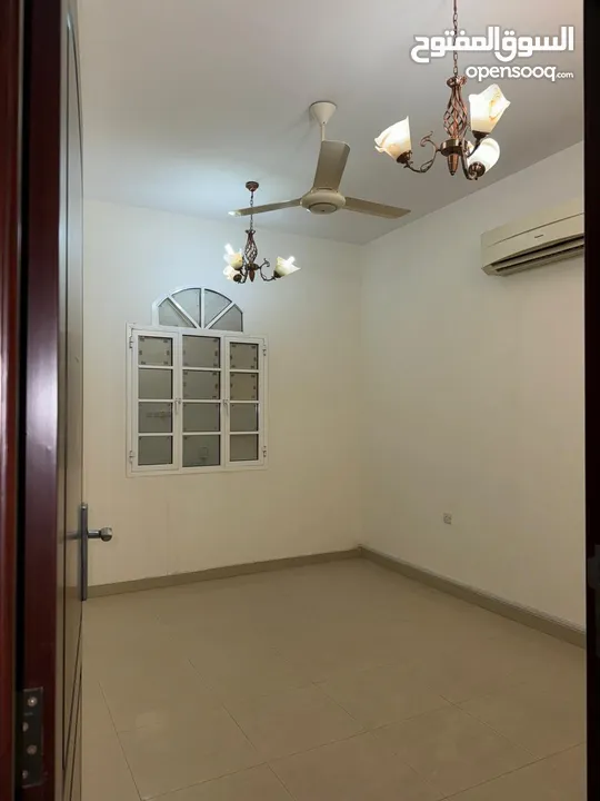 شقة للإيجار في العذيبة غرفتين وغرفة Flat for rent in Al Azaiba 2BHK & 1BHK