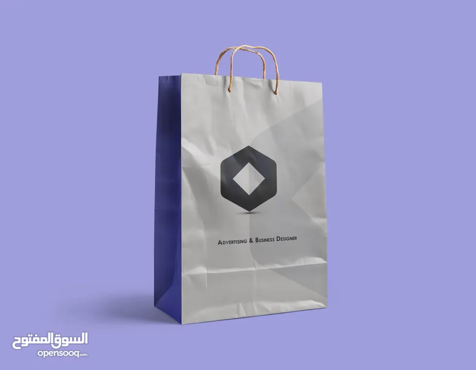 مصمم هويات بصرية ومدير إبداعي