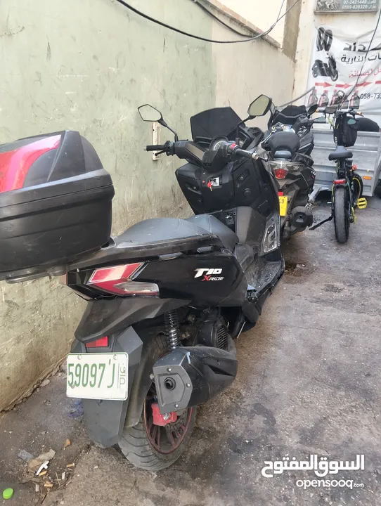صندوق دراجه حجم ممتاز شبه جديد  مع مفتاحين وبسعر مميز. جدا