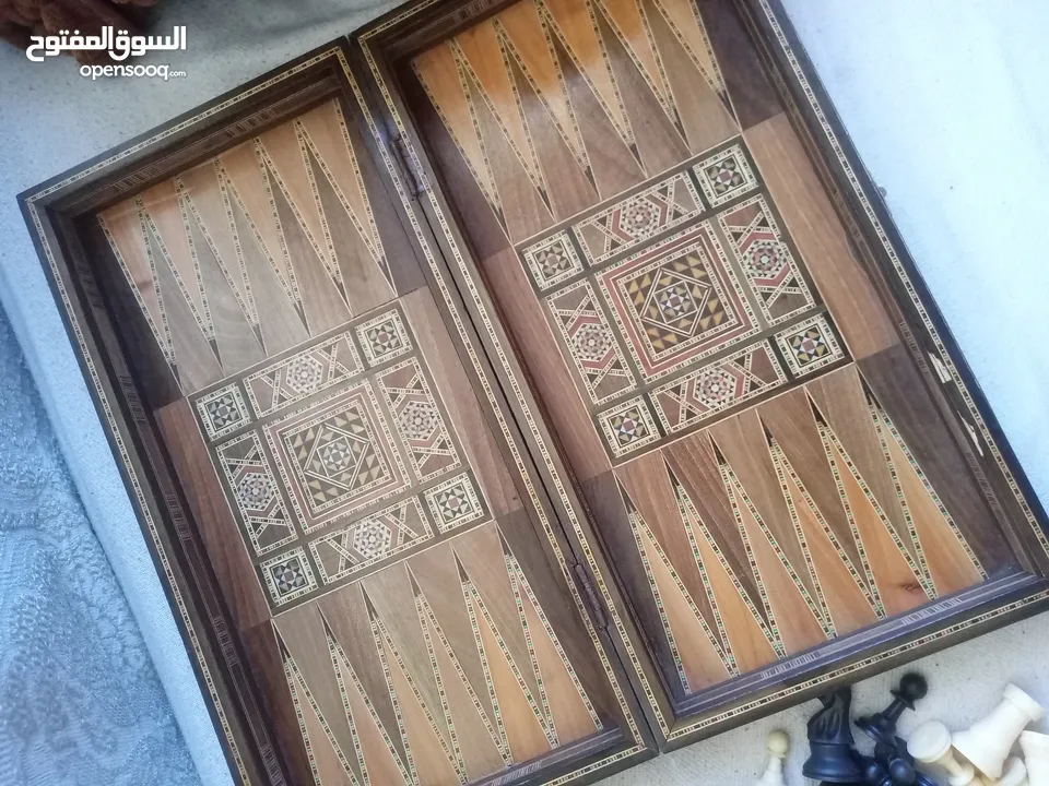 طاولة زهر وشطرنج قديمة