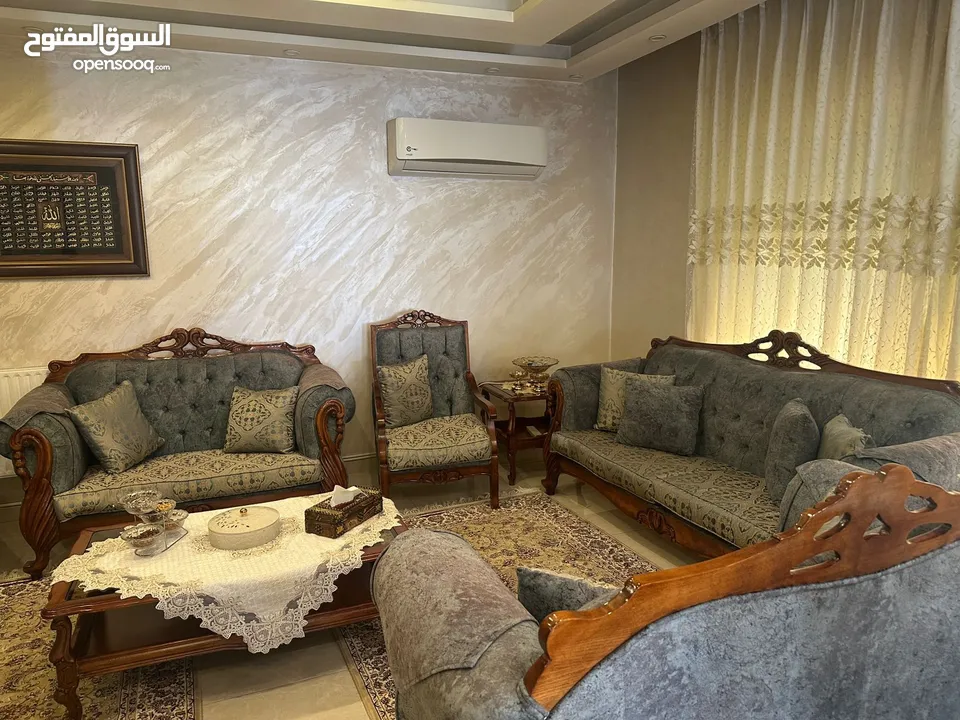 طقم كنب غرفه ضيوف مع طقم طاولات للبيع بسعر مغري