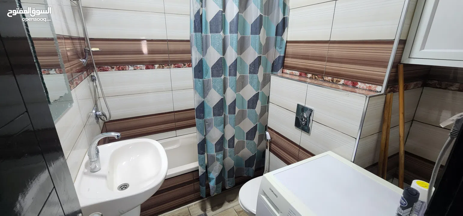 شقة وسط البلد قريبة من جميع الخدمات الشقة مكونة من غرفتين وصالون وحمامين ومطبخ وبرندة