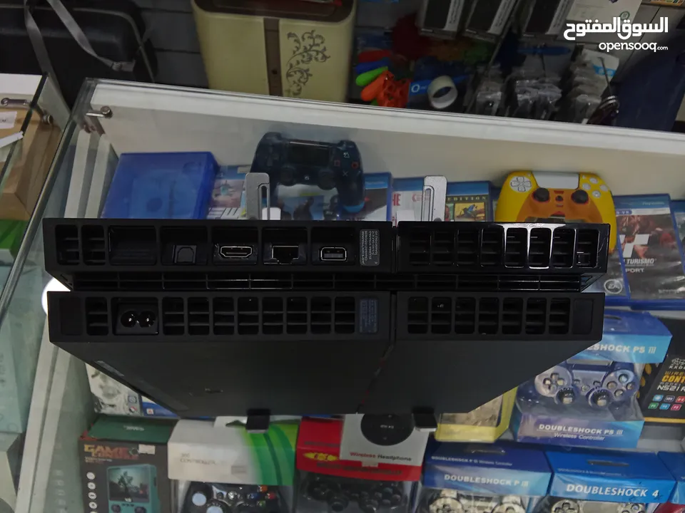 PS4 fat  بلايستيشن فور فات وكاله نظيف مش مفتوح مع ايدتين كوبي ون جداد قابل للتفاوض بشيء بسيط