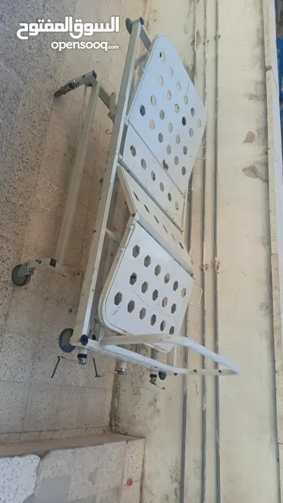 سرير طبي في حالة جيدة