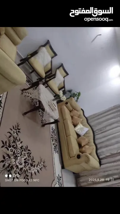 طقم كنب مستعمل للبيع المستعجل  بحالة جيدة جدا  كامل  برداية مطرزة مناسبة للون الطقم  سجادة كبيرة