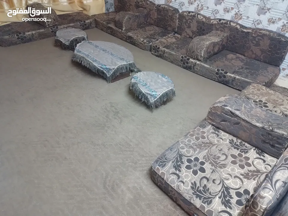 جلسه عربية اسفنج ضغط 18 مع طاولات خشب مع سجاده خمسة باربعه ونص متر بحالة الوكالة.